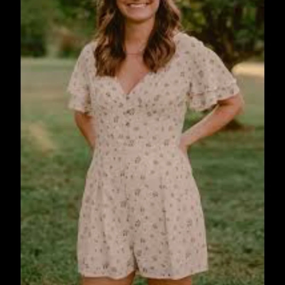 STORIA Cream Floral V-Neck Ruffle Sleeve Romper Small NWT Cottagecore